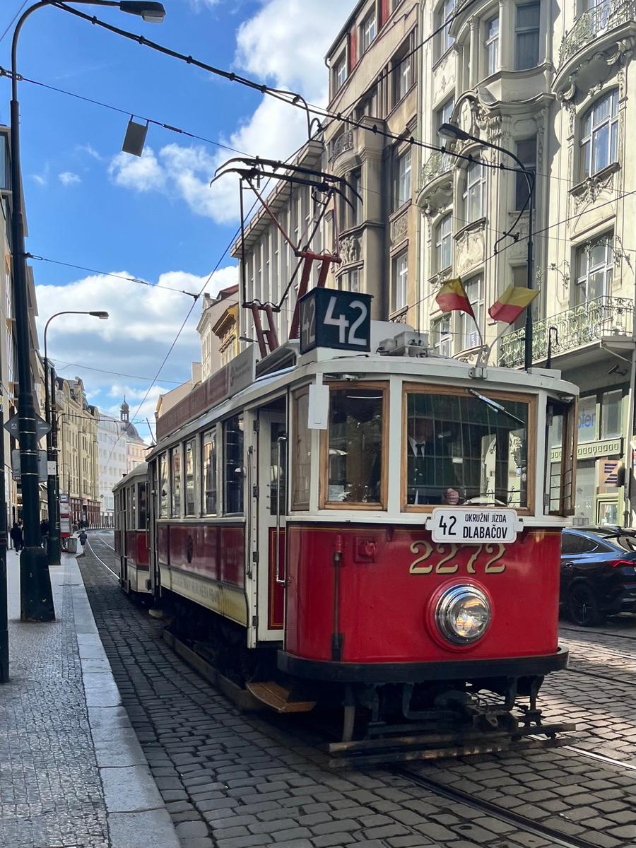 Un tram historique dans les rues de Prague